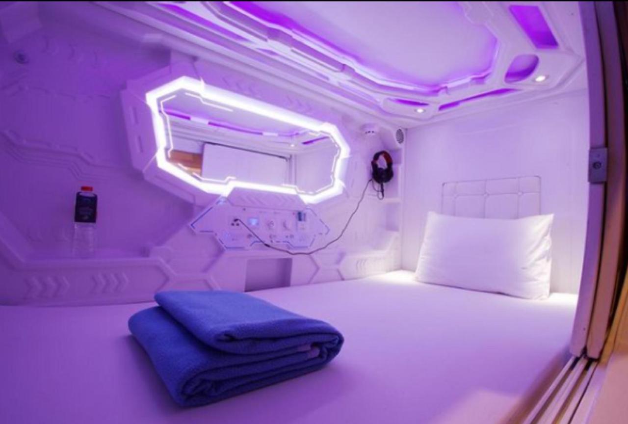 Super Oyo 91328 Fiducia Capsule Hotel Джакарта Экстерьер фото