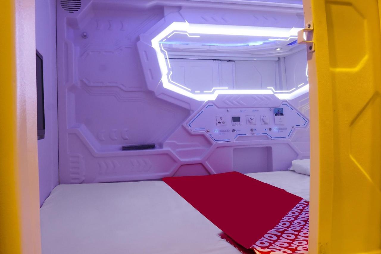 Super Oyo 91328 Fiducia Capsule Hotel Джакарта Экстерьер фото