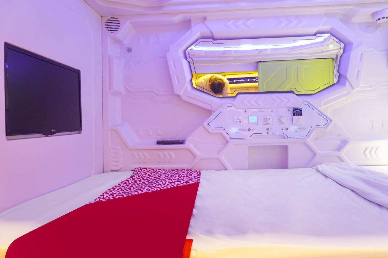 Super Oyo 91328 Fiducia Capsule Hotel Джакарта Экстерьер фото