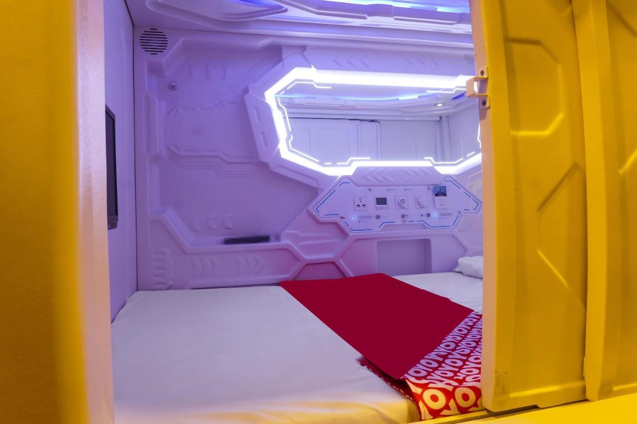 Super Oyo 91328 Fiducia Capsule Hotel Джакарта Экстерьер фото