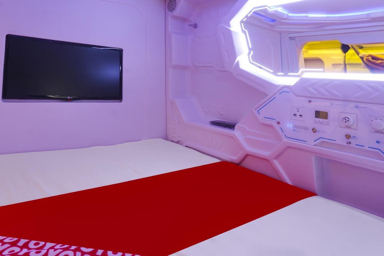 Super Oyo 91328 Fiducia Capsule Hotel Джакарта Экстерьер фото